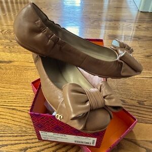 Tory Burch Divine Bow Driver Ballet 46308 - Tan - Size 7.5